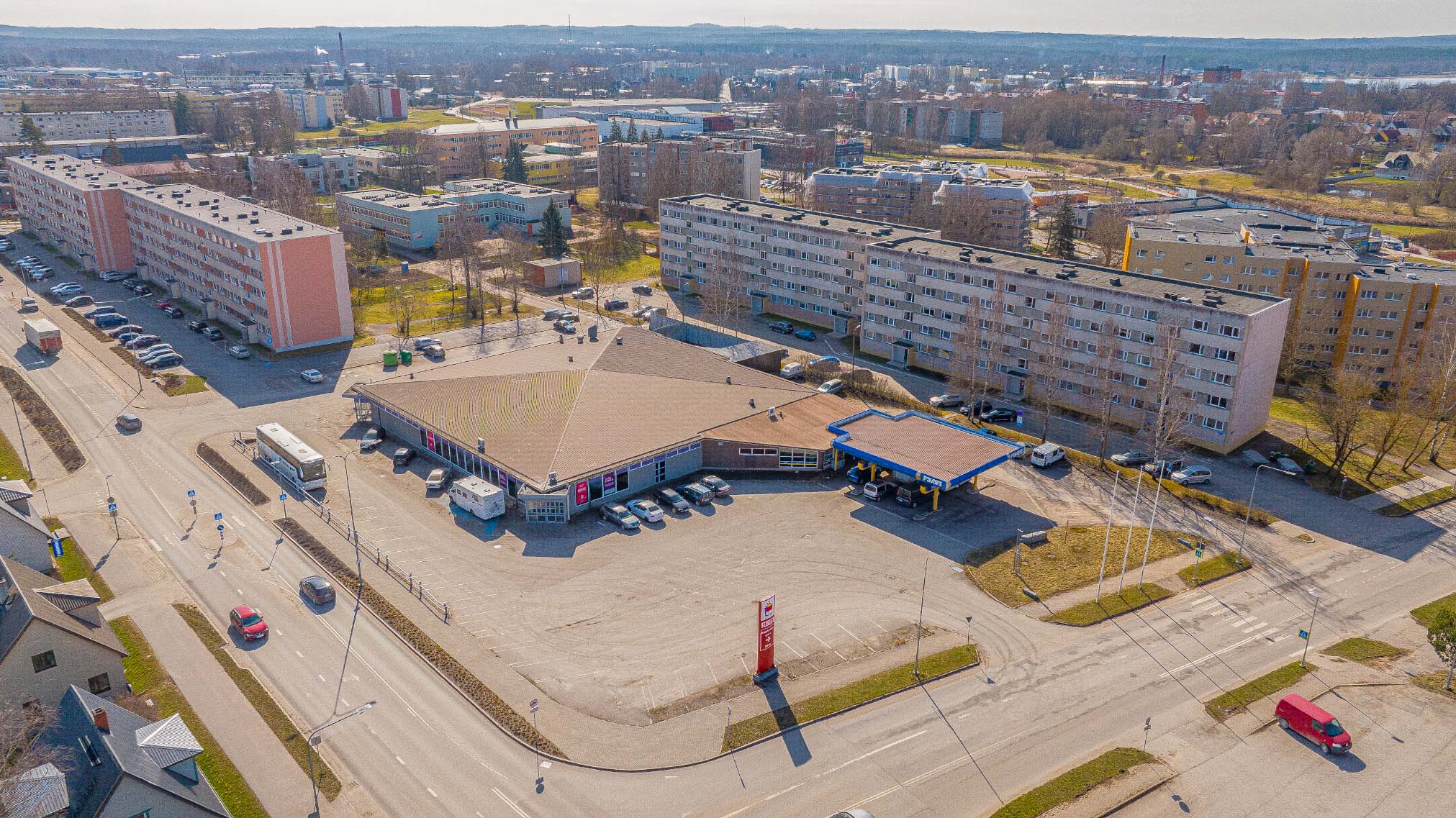 Vilja tänav 6 asuv kinnistu on hulga aega tühjana oma saatust oodanud. Tänavu tähistab sealt viie aasta eest Kagukeskusesse kolinud Selver uues asukohas esimest juubelit. Foto: Aigar Nagel
